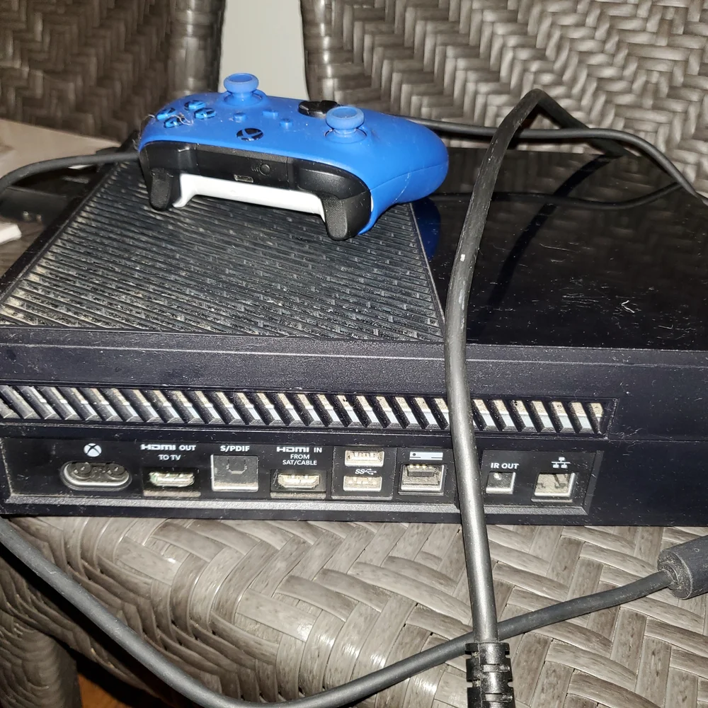 XBOX ONE CONSOLE MODEL 1540+Xbox Wireless Controller+high speed HDMI Cable